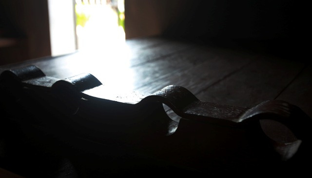 Nhà tù gắn liền với tên tuổi của nhiều chiến sỹ cộng sản kiên trung, trong đó nổi bật là Tô Hiệu. Ông bị biệt giam trong một gian chéo góc. Trong 4 năm bị giam ở đây, dù bị bệnh lao hành hạ, ông vẫn hoạt động cách mạng và cảm hóa được nhiều binh lính tham gia cách mạng. Ngày 7/3/1944, Tô Hiệu hy sinh lúc 33 tuổi.