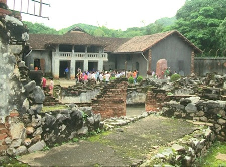 Trước khi rút khỏi Sơn La vào năm 1952, thực dân Pháp đã ném bom xuống khu vực nhà tù để xóa dấu vết tội ác. Năm 1965, đế quốc Mỹ ném bom bắn phá miền Bắc khiến nhà tù Sơn La gần như bị phá hủy.