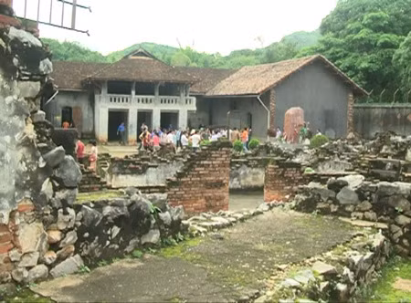 Trước khi rút khỏi Sơn La vào năm 1952, thực dân Pháp đã ném bom xuống khu vực nhà tù để xóa dấu vết tội ác. Năm 1965, đế quốc Mỹ ném bom bắn phá miền Bắc khiến nhà tù Sơn La gần như bị phá hủy.