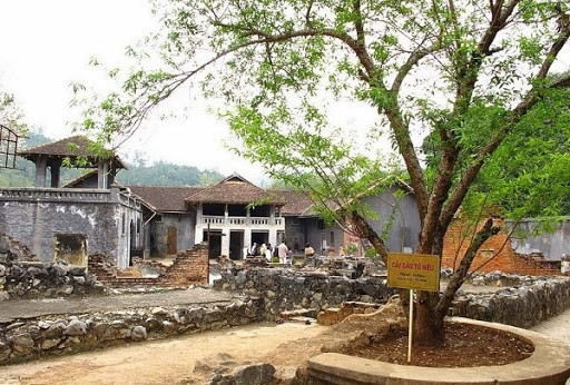 Chế độ ăn uống một ngày là 2 lạng thịt, 7,5 lạng gạo. Nhưng thực tế đã bị bớt chỉ có một nắm cơm nếp nấu nhão, trộn cả trấu lẫn sạn, ăn với muối trắng hoặc canh rau muống già nấu suông.