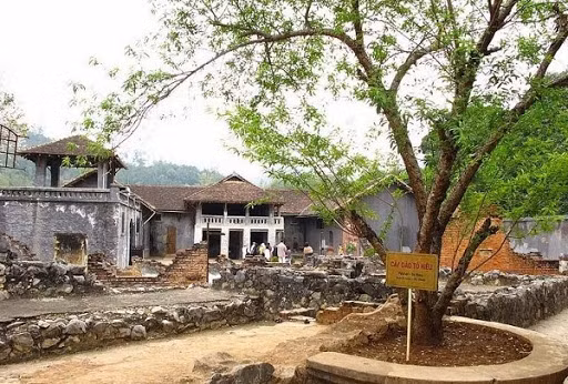 Chế độ ăn uống một ngày là 2 lạng thịt, 7,5 lạng gạo. Nhưng thực tế đã bị bớt chỉ có một nắm cơm nếp nấu nhão, trộn cả trấu lẫn sạn, ăn với muối trắng hoặc canh rau muống già nấu suông.