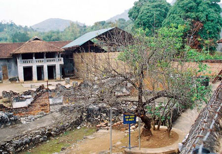 Với dã tâm “một thời gian không lâu sốt rét, bệnh tật và công việc khổ sai sẽ tiêu hao sức lực nhanh chóng và êm thấm”, thực dân Pháp đã áp dụng chế độ tù đày vô cùng khắc nghiệt về sinh hoạt và lao động hàng ngày của tù nhân chính trị tại nhà tù Sơn La.