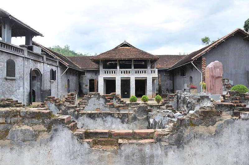 Chế độ ở cũng hết sức kham khổ, mỗi năm một người chỉ được phát hai bộ quần áo bằng vải thô, một manh chiếu, một chiếc chăn mỏng dính không đủ để chống chọi với khí hậu khắc nghiệt của núi rừng Tây Bắc.