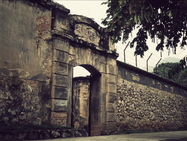 Ngày nay, Di tích lịch sử Nhà tù Sơn La trở thành “địa chỉ đỏ” trong công tác giáo dục truyền thống cách mạng. Hàng năm khu di tích đón tiếp, phục vụ hàng trăm nghìn lượt khách trong nước, quốc tế đến tham quan, học tập và nghiên cứu.