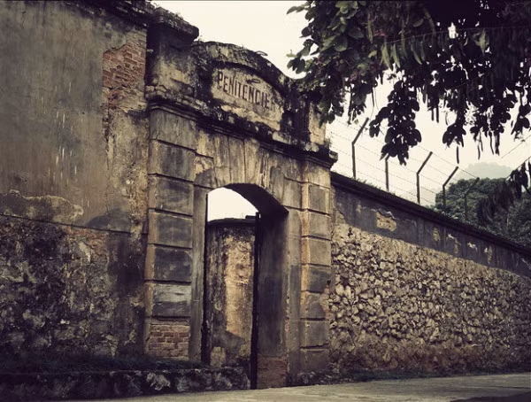 Ngày nay, Di tích lịch sử Nhà tù Sơn La trở thành “địa chỉ đỏ” trong công tác giáo dục truyền thống cách mạng. Hàng năm khu di tích đón tiếp, phục vụ hàng trăm nghìn lượt khách trong nước, quốc tế đến tham quan, học tập và nghiên cứu.