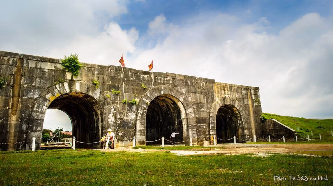 Với những điểm độc đáo, ngày 27/6/2011, tại phiên họp lần thứ 35 của Ủy ban di sản thế giới thuộc Tổ chức Văn hóa, Khoa học và Giáo dục Liên hợp quốc (UNESCO) diễn ra tại thủ đô Paris (Pháp), thành nhà Hồ đã được công nhận là di sản văn hóa thế giới.