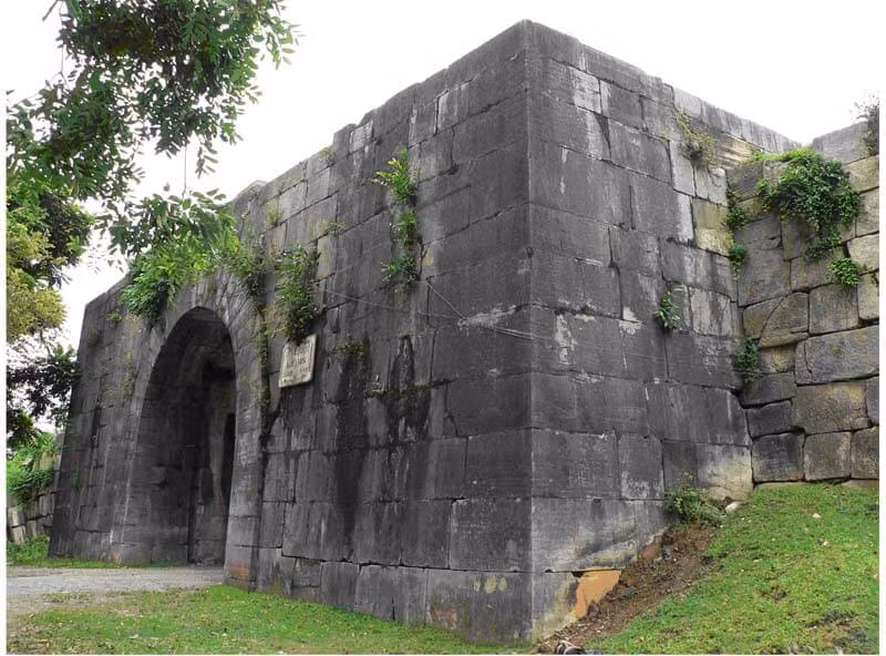 Toàn bộ mặt ngoài tường thành và bốn cổng chính được xây bằng những phiến đá vôi màu xanh, được đục đẽo tinh xảo, vuông vức, xếp chồng khít lên nhau. Các bức tường thành được ghép từ những khối đá lớn, có phiến dài tới hơn 6 m, ước nặng 20 tấn. Tổng khối lượng đá được sử dụng xây thành khoảng 20.000 m3 và gần 100.000 m3 đất được đào đắp công phu.