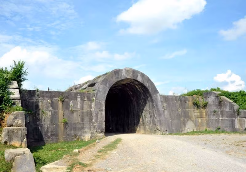 Thành nhà Hồ gồm 3 bộ phận gồm La thành, Hào thành và Hoàng thành. Trong đó, công trình đồ sộ nhất và còn khá nguyên vẹn cho đến ngày nay là Hoàng thành.