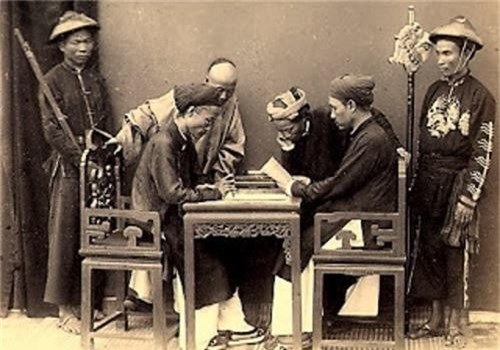 Ông ra làm quan và giữ nhiều chức vụ như Kiểm thảo Viện Hàn lâm, Chủ sự bộ Lễ, Án sát Hà Tĩnh, Án sát Hưng Yên... Năm 1854, ông dâng sớ từ quan về nhà. Từ đó, ông chuyên việc dạy học và viết sách.