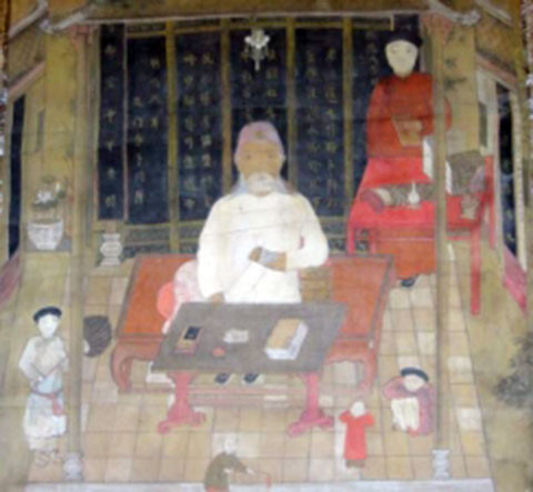 Bức hoàng phi gồm 2 chữ “Lạc Thiên”, nghĩa là vui với đạo đời. Câu đối có nghĩa “Ai xưa nay học đạo không có đường tắt /Nhà tranh vẫn hay có người tài”.