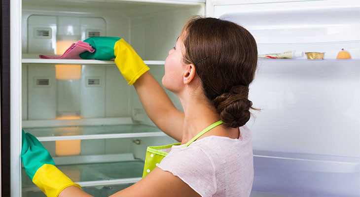 Tủ lạnh bốc mùi mới vệ sinh: Khi tủ lạnh có mùi hôi là đã ô nhiễm nặng. Vì vậy, định kỳ hàng tuần kiểm tra thực phẩm, thực phẩm hỏng cần ăn trước. Sau đó vệ sinh sạch sẽ tủ lạnh.