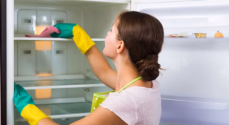 Tủ lạnh bốc mùi mới vệ sinh: Khi tủ lạnh có mùi hôi là đã ô nhiễm nặng. Vì vậy, định kỳ hàng tuần kiểm tra thực phẩm, thực phẩm hỏng cần ăn trước. Sau đó vệ sinh sạch sẽ tủ lạnh.