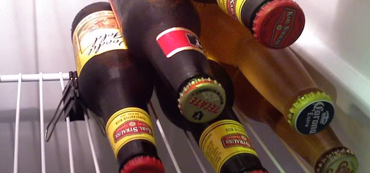 Để rượu và chất lỏng dễ cháy vào tủ lạnh: Tủ lạnh không bao giờ là nơi lý tưởng để các chất dễ gây cháy nổ. Tuyệt đối không được giữ những chất có cồn, (nồng độ cồn từ 30-40%) dễ cháy. Những sản phẩm này có thể để được ở nhiệt độ phòng nơi thoáng mát.