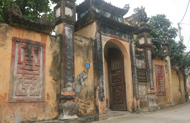  Lưỡng quốc Trạng nguyên Nguyễn Trực (1417-1474) người làng Bối Khê, xã Tam Hưng, huyện Quốc Oai, nay thuộc Hà Nội. Ông sinh ra trong gia đình truyền thống khoa bảng, từ cụ, ông và bố đều là tiến sĩ và làm quan trong triều đình. (Ảnh: Cổng đền thờ Nguyễn Trực).