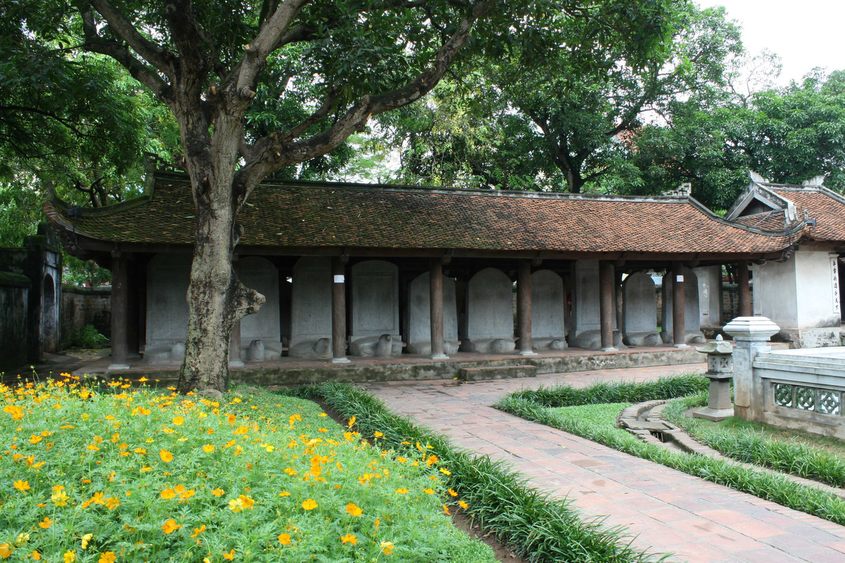 Nguyễn Quý Đức là một nhà văn hóa lớn, hết sức coi trọng việc đào tạo nhân tài. Được giao trông coi Quốc Tử Giám, ông trực tiếp chỉ đạo việc lựa chọn người dạy và học, đích thân xuống nhiều trấn xem xét việc tuyển giám sinh. (Ảnh:Văn miếu Quốc Tử Giám).