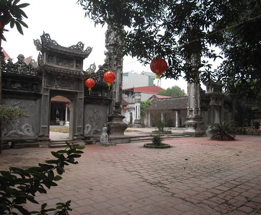 Nguyễn Quý Đức nổi tiếng là người tài cao, học rộng. Năm 16 tuổi ông đã đỗ Hương Cống (cử nhân), 23 tuổi vào Ban thị nội văn chức, 29 tuổi đỗ Đình nguyên Thám hoa, được bổ Hàn lâm Đãi chế. 42 năm làm quan, trong đó 10 năm liền làm Tể tướng, ông đã góp nhiều cho việc trị quốc an dân. (Ảnh: Đền thờ dòng họ Nguyễn Quý).