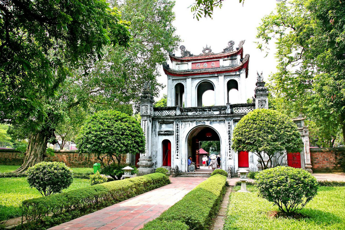 Nhà Lý xây Văn Miếu năm 1070, Trường Quốc học năm 1076, sau một thời gian dài trở nên hoang tàn. Ông đã xin triều đình cho trùng tu, gần như xây mới hoàn toàn, khang trang bề thế hơn. Số tiền cấp ít ỏi, ông quyên góp và bỏ tiền riêng cho đủ kinh phí. (Ảnh:Văn miếu Quốc Tử Giám).