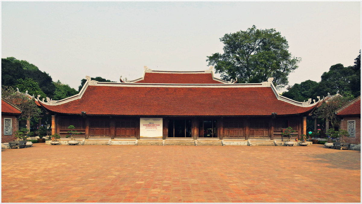 Khi tuổi đã cao, Tể tướng Nguyễn Quý Đức xin về nghỉ hưu. Ông phải ba lần làm khải dâng mới được chấp nhận. Ngày về hưu, ông được vua Lê tự tay ban cho bốn chữ "Thái sơn Bắc đẩu", hàm Thái phó Quốc lão. (Ảnh:Văn miếu Quốc Tử Giám).