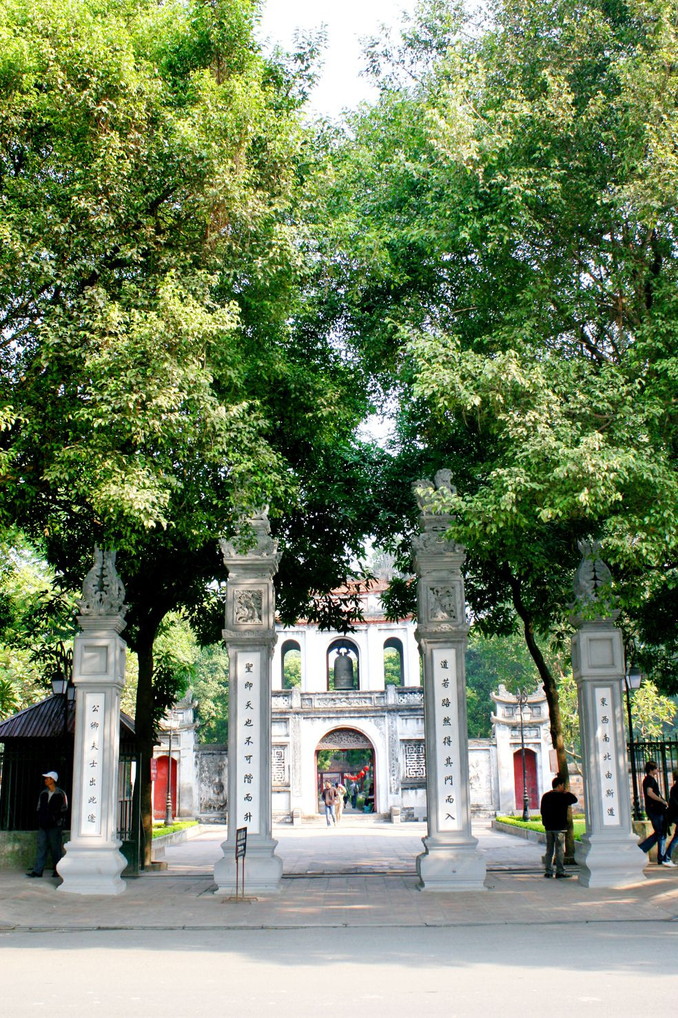 Sau hai năm vất vả, Quốc Tử Giám được sửa sang lại khang trang hơn: dựng điện Đại Thành và hai bên tả hữu vu, trang trí lại nhà Thái học, dựng 21 bia tiến sĩ mới còn thiếu. Mặc dù bận công việc của Tể tướng, ông vẫn trực tiếp theo dõi tỉ mỉ mọi việc và đích thân san nhuận từng văn bia một. (Ảnh:Văn miếu Quốc Tử Giám).