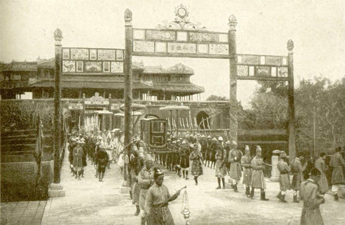 Nguyễn Trường Tộ gửi đến vua Tự Đức và triều đình Huế khoảng 60 bản điều trần, kiến nghị. Nội dung đề cập đủ mọi lĩnh vực. 