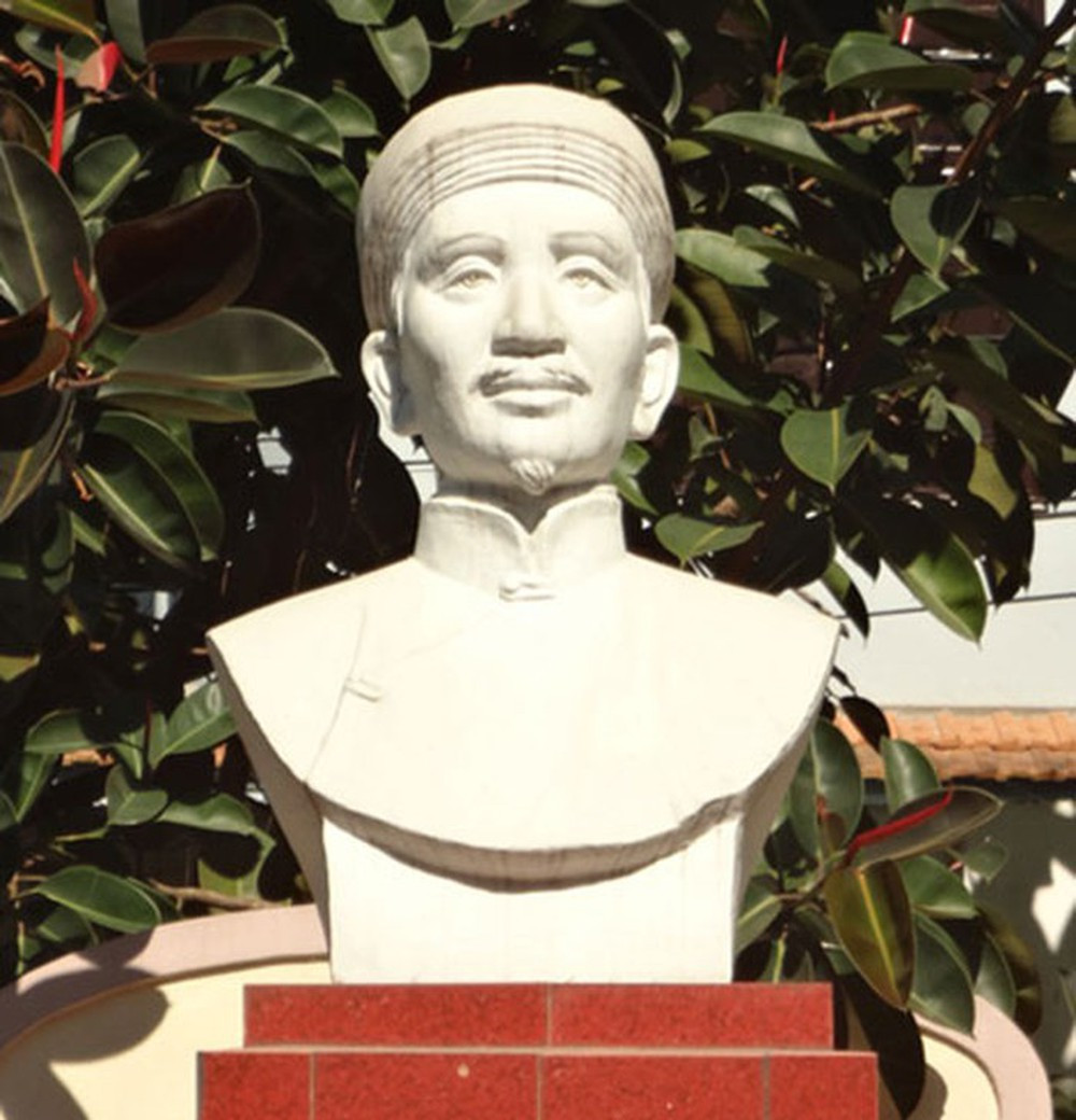 Nguyễn Trường Tộ sinh năm 1830 trong một gia đình công giáo, cha làm nghề thuốc Đông y tại làng Bùi Chu (nay thuộc xã Hưng Trung huyện Hưng Nguyên, tỉnh Nghệ An).