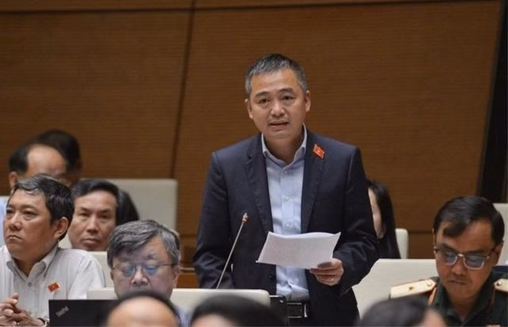 PGS.TS. BS Nguyễn Lân Hiếu cũng là đại biểu Quốc hội. Ông là một trong những vị đại biểu Quốc hội được báo chí trích dẫn ý kiến phát biểu nhiều nhất, trở thành cái tên quen thuộc với cử tri cả nước. 