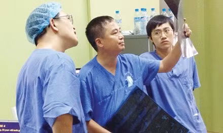 Không chỉ cống hiến tâm sức trong việc chữa bệnh, PGS.TS. BS. Nguyễn Lân Hiếu còn muốn dùng kiến thức, khả năng và tiếng nói của mình để lan tỏa sự hiểu biết, đề ra những giải pháp thiết thực đóng góp cho sự phát triển của đất nước. 