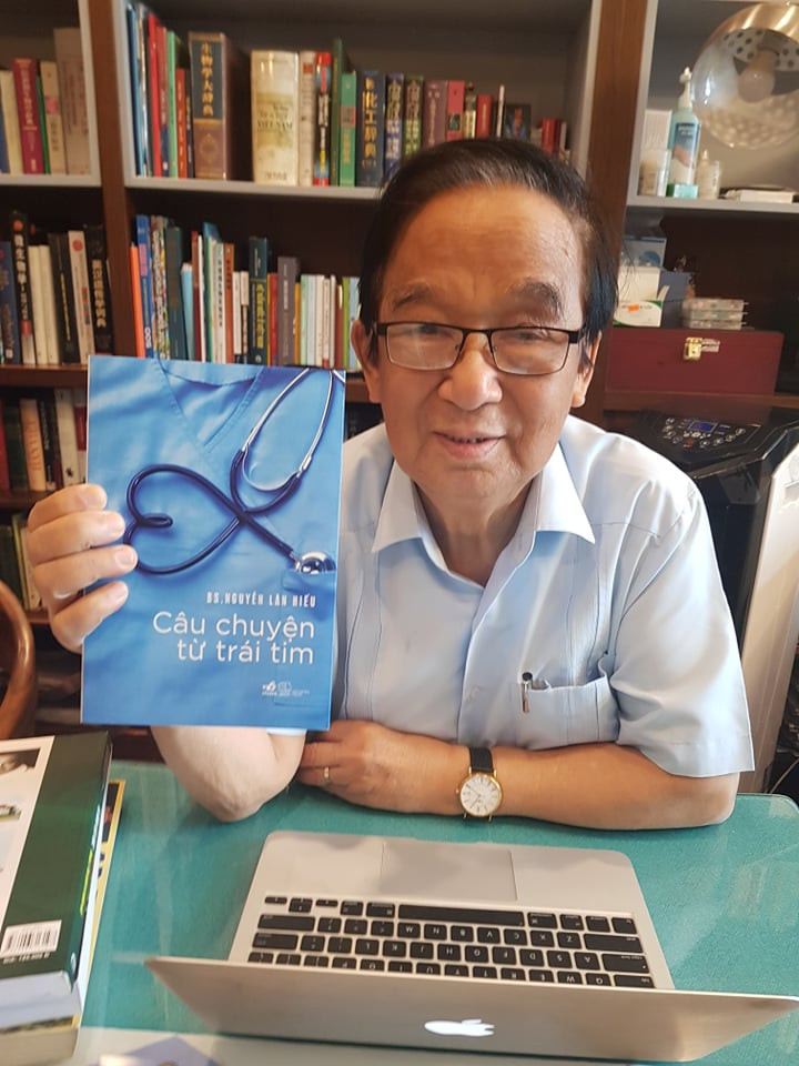 Khi được hỏi cảm nhận về Câu chuyện từ trái tim, GS.TS.NGND. Nguyễn Lân Dũng, đấng sinh thành của tác giả bật mí, ngoài chuyên môn PGS.TS. Nguyễn Lân Hiếu thích sách, ham đọc và rất chịu viết.