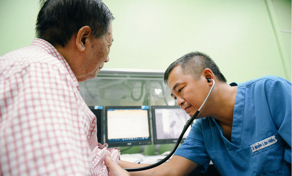 "Bác sĩ - người phải thường xuyên ra quyết định ảnh hưởng trực tiếp đến cái sống, cái chết của bệnh nhân - luôn phải đối mặt sự thật. Có lẽ đấy là lý do mà trong những trang viết của bác sĩ Lân Hiếu, người đọc cảm nhận được sức nặng của sự thật. Chuyển tải sự thật, ít nhất trong phạm vi nhận thức của mình, luôn là thử thách cam go nhất cho người viết", GS. Ngô Bảo Châu viết.