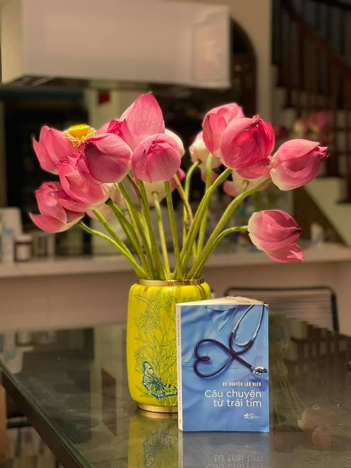 GS. TS.NGND. Nguyễn Lân Dũng bật mí thêm, ông thích cuốn sách của con trai mình bởi nó được viết từ một trái tim ấm nóng, nhiệt huyết và yêu thương, chân thành, đặc biệt giàu tính nhân văn.