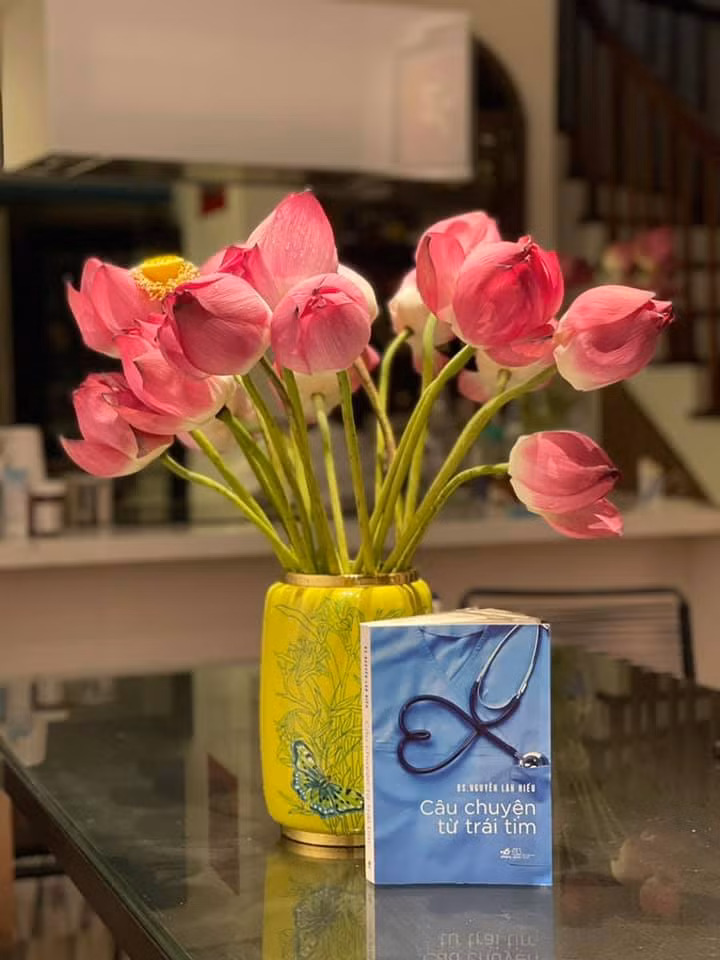 GS. TS.NGND. Nguyễn Lân Dũng bật mí thêm, ông thích cuốn sách của con trai mình bởi nó được viết từ một trái tim ấm nóng, nhiệt huyết và yêu thương, chân thành, đặc biệt giàu tính nhân văn.