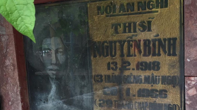 Năm 1965, giặc Mỹ leo thang ra miền Bắc ác liệt, Nguyễn Bính theo cơ quan đi sơ tán, ở huyện Lý Nhân, Hà Nam. Thật trớ trêu, chỉ tết năm sau, nhà thơ Nguyễn Bính mất trong cơn bạo bệnh, đúng lúc vợ ông đang ở cữ sinh hạ cho ông một con trai, đặt tên là Nguyễn Mạnh Hùng.