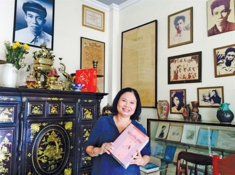 Người vợ đầu tiên là bà Nguyễn Hồng Châu, một cán bộ cách mạng, có trình độ học vấn. Đây là một cuộc hôn nhân “mai mối”, không tình yêu. Lúc đấy dù lắm do dự, nhưng cả hai cũng thuận theo cấp trên, đồng ý làm hôn lễ vào năm 1951. Họ có một cô con gái đặt tên là Nguyễn Bính Hồng Cầu.