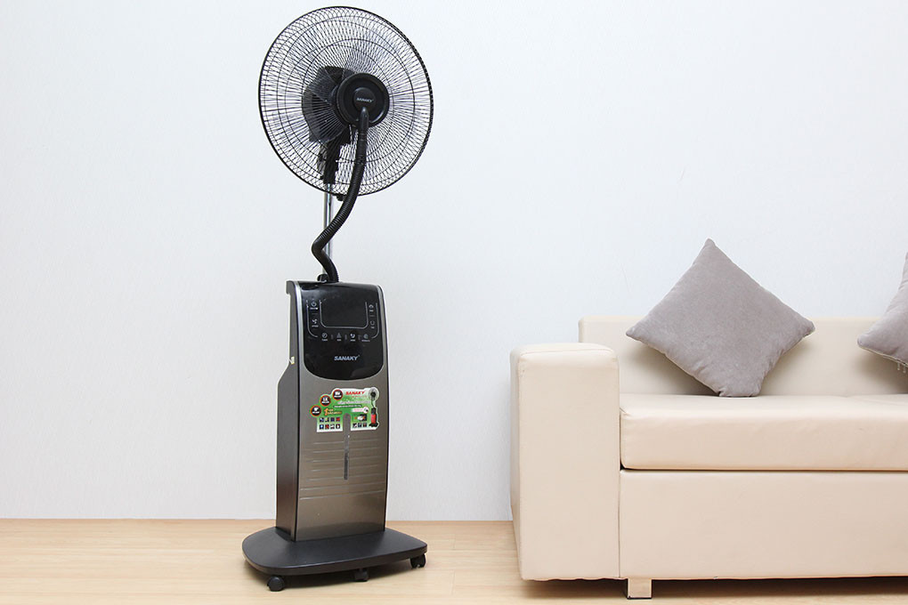 Không nên cho tinh dầu hay chất tạo mùi vào khay chứa nước của quạt. Vì các chất này có thể lắng đọng thành cặn, làm bẩn thiết bị phun sương, dẫn đến ngưng hoặc giảm hiệu suất quạt.