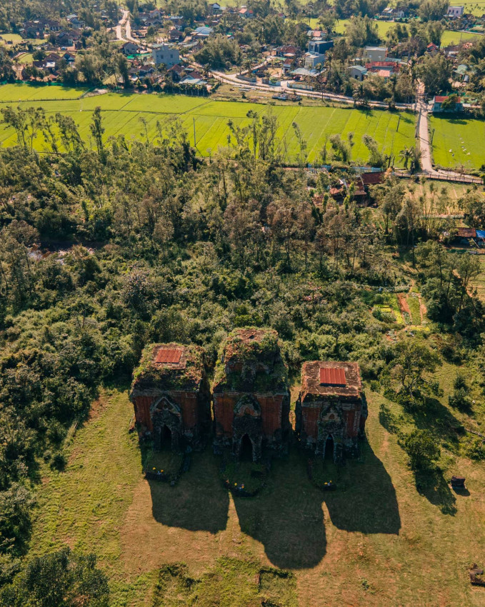 Được phiên âm từ chữ Chandan của tiếng Phạn, Chiên Đàn có nghĩa là cây lô hội.