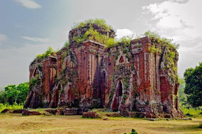 Mỗi tháp được gọi là một Kalan. Kalan là kiến trúc quan trọng nhất trong quần thể đền-tháp nó tượng trưng cho một tiểu vũ trụ.