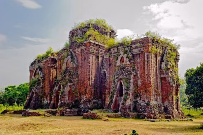 Mỗi tháp được gọi là một Kalan. Kalan là kiến trúc quan trọng nhất trong quần thể đền-tháp nó tượng trưng cho một tiểu vũ trụ.