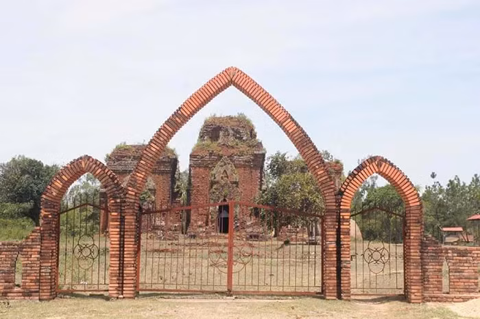 Kalan có 3 phần: Ðế tháp gọi là Bhurloka tượng trưng cho thế giới trần tục. Thân tháp gọi là Bhuwarloka tượng trưng cho thế giới tâm linh. Mái tháp gọi là Swarloka tượng trưng cho thế giới thần linh, nơi chư thần tụ tập, tất cả quay mặt về hướng Đông.