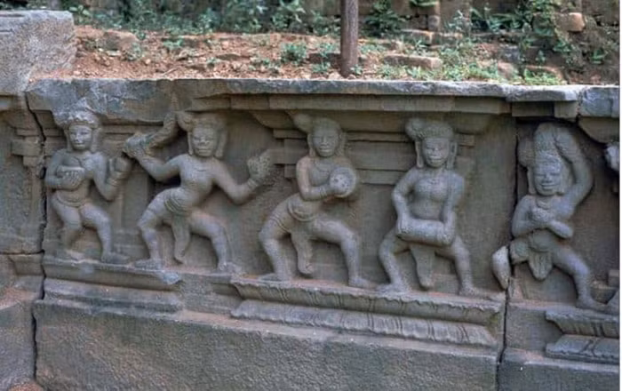 Một số tác phẩm điêu khắc tiêu biểu như: bức cham nổi hai vị thần, tượng nữ thần ngồi xếp bằng, tượng nam thần ngồi xếp bằng, bức chạm nổi hình lá đề, tượng tu sĩ Brahman,… Tất cả những hiện vật cổ khai quật được hầu hết đều được làm bằng sa thạch màu vàng đất với các kích thước khác nhau.