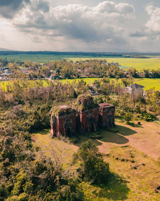 Vương quốc Chămpa tồn tại từ năm 192 – 1836. Trải qua các cuộc biến động, nội chiến và loạn lạc, cùng sự xuất hiện, thay thế của các vùng đất, quốc gia như Lâm Ấp, Chiêm Thành, Chân Lạp, Panduranga, Kauthara, Angkor... Vương quốc Chăm Pa cùng những tòa tháp biểu tượng của vương triều nay đã lùi về sâu trong quá khứ.