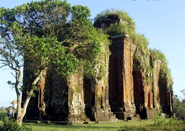 Chiên Đàn gồm ba ngọn tháp đứng song song với nhau theo trục Bắc - Nam, nhưng lại cùng hướng mặt về phía Đông, bao gồm: Tháp Bắc, Tháp Giữa và Tháp Nam. Công trình được dựng nên với mục đích làm nơi thờ cúng ba vị thần: Siva, Vishnu, Brahma trong văn hóa Champa.