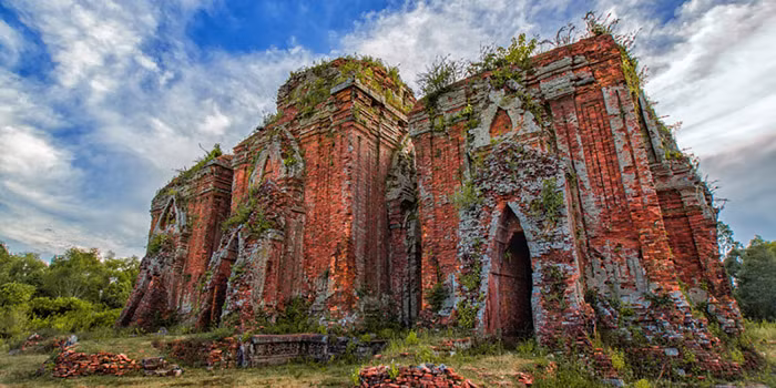 Trải qua thời gian, ngôi tháp không còn giữ được cấu trúc nguyên vẹn như xưa. Tuy nhiên, khu vực trung tâm vẫn vẹn nguyên dáng dấp hoàn chỉnh, đặc trưng cho kiến trúc Chămpa cổ, thể hiện rõ nhất ở phần thân và chóp mái.