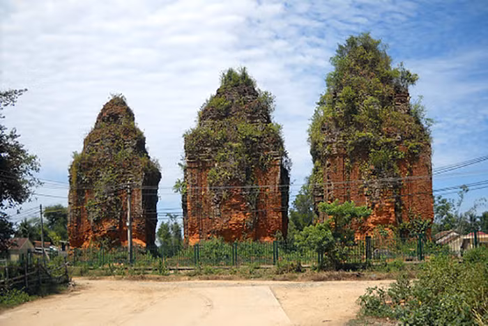 Có thể nói, tháp cổ Chiên Đàn là một sự kết hợp kỳ lạ, độc đáo của những nghệ nhân Chămpa cổ.