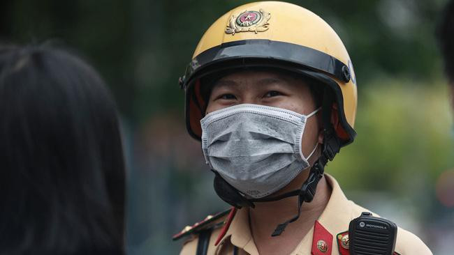 Dai uy CSGT dung xe chuyen dung cho thi sinh den diem thi dung 