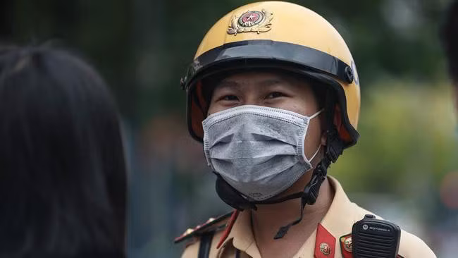 Dai uy CSGT dung xe chuyen dung cho thi sinh den diem thi dung 