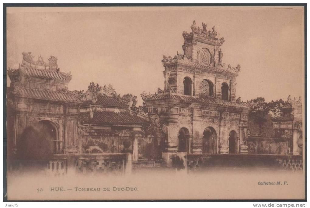 So với các lăng khác của vua nhà Nguyễn, lăng Dục Đức có cấu trúc đơn giản và quy mô nhỏ hơn. Tại đây cũng có hai cụm kiến trúc là điện Long Ân và lăng mộ.