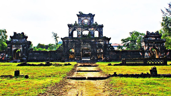 Vua Dục Đức chết đói ở nhà ngục Thừa Thiên sau 7 ngày không được cho ăn uống (6/10/1883); để lại 8 bà vợ, 11 người con trai và 8 người con gái. Do chưa kịp đặt niên hiệu, nên người đời sau đã lấy tên Dục Đức Đường, là nơi ở và cũng là nơi giam cầm ông, để gọi ông là vua Dục Đức.