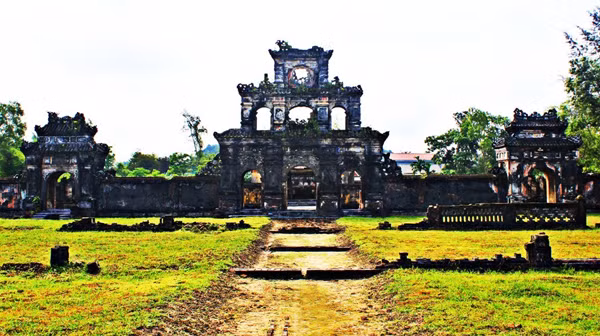 Vua Dục Đức chết đói ở nhà ngục Thừa Thiên sau 7 ngày không được cho ăn uống (6/10/1883); để lại 8 bà vợ, 11 người con trai và 8 người con gái. Do chưa kịp đặt niên hiệu, nên người đời sau đã lấy tên Dục Đức Đường, là nơi ở và cũng là nơi giam cầm ông, để gọi ông là vua Dục Đức.