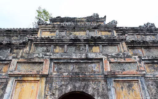 Ngoài ra, trong khu vực lăng Dục Đức hiện nay còn có 39 lăng mộ các ông hoàng bà chúa và 121 ngôi mộ đất thuộc Đệ tứ Chánh hệ. 