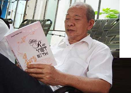 Sau này chuyển vào Nam, trước đầu ngõ nhà thơ có cây hoa vàng rực. Những năm gần đây, gần ngay nhà ông ở có quán cà phê Hoa vàng. Ông thường ngồi hàng giờ để hoài niệm về màu hoa vàng huyền ảo năm xưa.